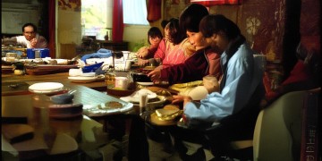 月亮牵引着浪潮出自哪首歌?